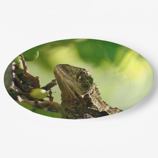 Australische Eidechse, die zwischen Blätter, 9" Pappteller (Schrägansicht)
