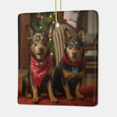 Australische Kelpie am Feuerplatz Weihnachten Keramikornament (Links)