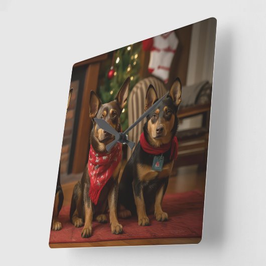 Australische Kelpie am Feuerplatz Weihnachten Quadratische Wanduhr (Winkel)
