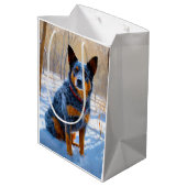Australische Rinder Let It Snow Weihnachten Mittlere Geschenktüte (Rückseite Schrägansicht)