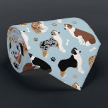 Australische Schäferknochen und Paws Blue Krawatte<br><div class="desc">Niedliche australische Schäferhunde / Aussie Hunde in schwarzen,  braunen und Merle-Mänteln sitzen und stehen auf hellblauem Hintergrund gestreute Hundeknochen und Pfotendrucke.</div>