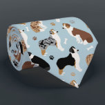 Australische Schäferknochen und Paws Blue Krawatte<br><div class="desc">Niedliche australische Schäferhunde / Aussie Hunde in schwarzen,  braunen und Merle-Mänteln sitzen und stehen auf hellblauem Hintergrund gestreute Hundeknochen und Pfotendrucke.</div>