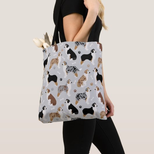 Australische Schäferknochen und Paws Gray Tote Bag Tasche (Von Nahem)