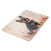 Australische Terrier mit Rose - Valentinstag Badematte (Schrägansicht)