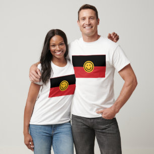 Australische Ureinwohner-Flagge mit Lächelgesicht T-Shirt