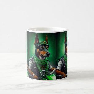 Australischer Kelpie fährt Fahrrad am St. Patrick' Kaffeetasse