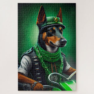 Australischer Kelpie fährt Fahrrad am St. Patrick' Puzzle