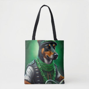 Australischer Kelpie fährt Fahrrad am St. Patrick' Tasche