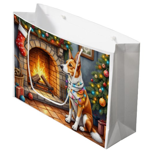 Australischer Kelpie Kamin mit Weihnachtslichtern Große Geschenktüte (Vorderseite Schrägansicht)