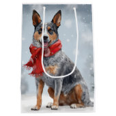 Australischer Rinderhund im Schnee Weihnachten Mittlere Geschenktüte (Rückseite)