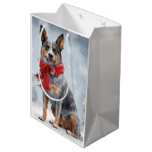 Australischer Rinderhund im Schnee Weihnachten Mittlere Geschenktüte (Rückseite Schrägansicht)