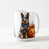 Australischer Rinderhund neben einem Jack-O-Lanter Kaffeetasse (VorderseiteRechts)