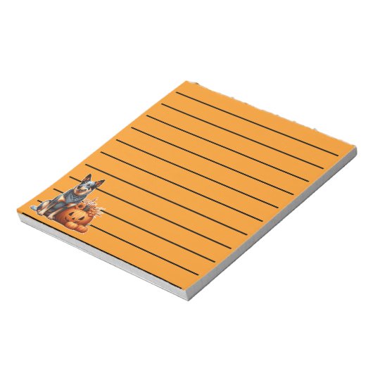 Australischer Rinderhund neben einem Jack-O-Lanter Notizblock (Rotiert)