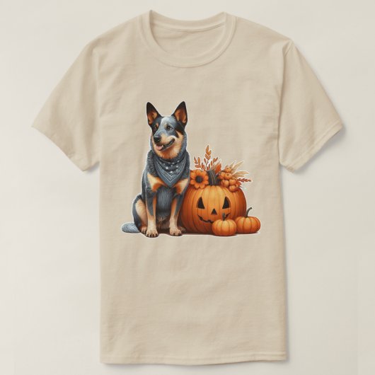Australischer Rinderhund neben einem Jack-O-Lanter T-Shirt (Design vorne)
