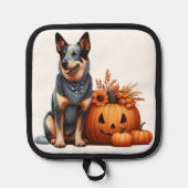 Australischer Rinderhund neben einem Jack-O-Lanter Topflappen (Vorderseite)