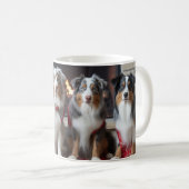 Australischer Schäferhund am Feuerplatz Weihnachte Kaffeetasse (VorderseiteRechts)