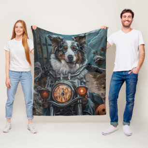 Australischer Schäferhund fährt Motorrad Halloween Fleecedecke