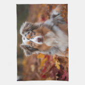 Australischer Schäferhund im Herbstfall Inspiriert Geschirrtuch (Vertikal)