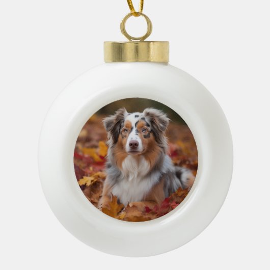 Australischer Schäferhund im Herbstfall Inspiriert Keramik Kugel-Ornament (Vorderseite)