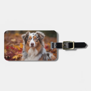 Australischer Schäferhund im Herbstlaubfall inspir Gepäckanhänger