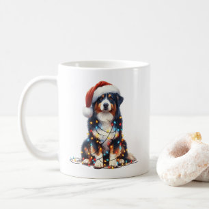 Australischer Schäferhund im Weihnachtslicht einge Kaffeetasse