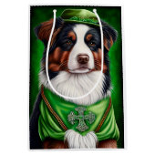 Australischer Schäferhund in St. Patrick's Day Dre Mittlere Geschenktüte (Vorderseite)