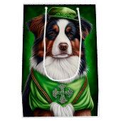 Australischer Schäferhund in St. Patrick's Day Dre Mittlere Geschenktüte (Rückseite)