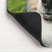 Australischer Schäferhund lächelt vor der Kamera Mousepad (Ecke)