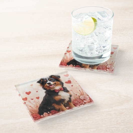 Australischer Schäferhund mit Rose - Valentinstag Glasuntersetzer (Schrägansicht)