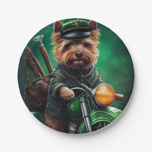 Australischer Terrier fährt Fahrrad am St. Patrick Pappteller