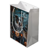 Australisches Shepherd Riding Motorrad Halloween Mittlere Geschenktüte (Rückseite Schrägansicht)