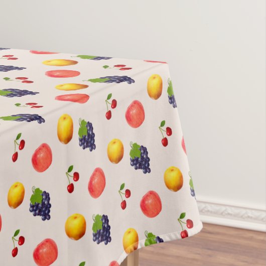 Auswahl an frischen Früchten auf leicht beige Tischdecke (Beispiel)