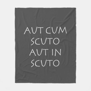 Aut cum scuto aut in scuto fleecedecke