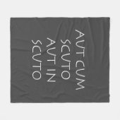 Aut cum scuto aut in scuto fleecedecke (Vorderseite (Horizontal))