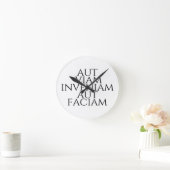 Aut Viam Inveniam Aut Faciam Runde Wanduhr (Zuhause)