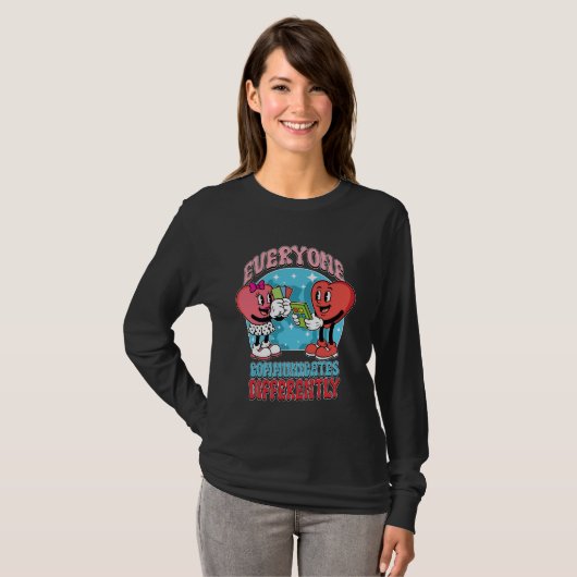Autism Awareness Communicates Differently Teacher T-Shirt (Vorne ganz)