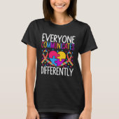 Autism Awareness  Everyone Communicates Differentl T-Shirt (Vorderseite)