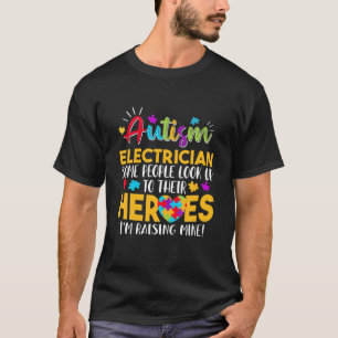 Autismus Elektro-Menschen schauen ihre Helden auf  T-Shirt