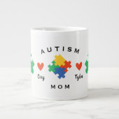 Autismus-Mama Personalisiert mit zwei Kindern Name Jumbo-Tasse (Vorderseite)