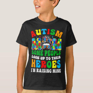 Autismus Mama Raising Hero Groovy Messy Bun Autism T-Shirt