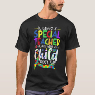 Autismus-Sonderschullehrer hört, dass Kind kann T-Shirt