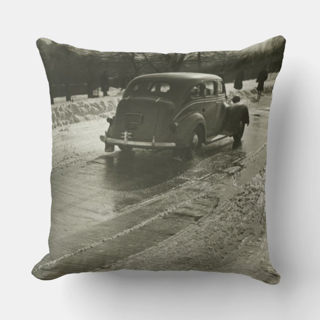 Auto auf der Straße Kissen (Vorderseite)
