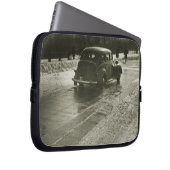 Auto auf der Straße Laptopschutzhülle (Vorne Rechts)
