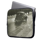 Auto auf der Straße Laptopschutzhülle (Vorderseite Links)