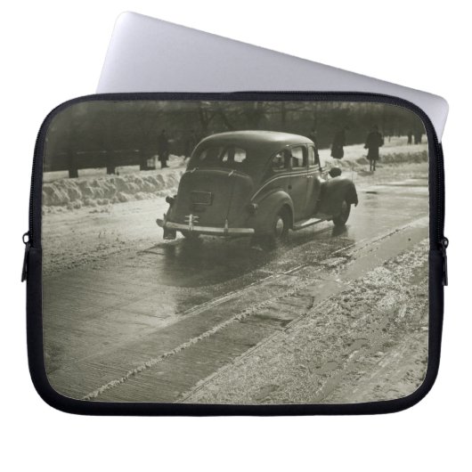 Auto auf der Straße Laptopschutzhülle (Vorderseite)