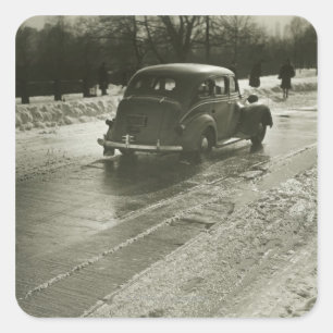 Auto auf der Straße Quadratischer Aufkleber