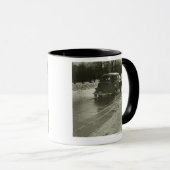 Auto auf der Straße Tasse (VorderseiteRechts)