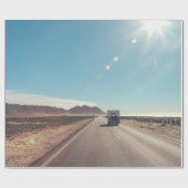 Auto auf schwarzer Asphaltstraße Geschenkpapier (Flach)