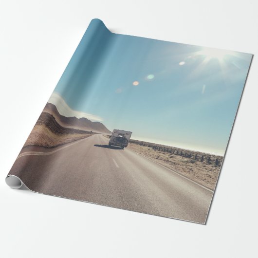 Auto auf schwarzer Asphaltstraße Geschenkpapier (Ungerollt)