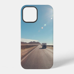 Auto auf schwarzer Asphaltstraße iPhone 12 Hülle